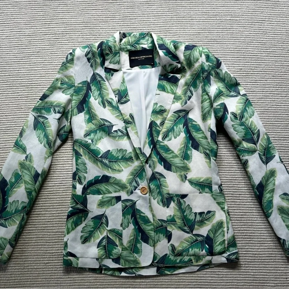 Amanda Uprichard Wallace Blazer XS & Wallace Short
XS in Beverly Print - Picture 3 of 5